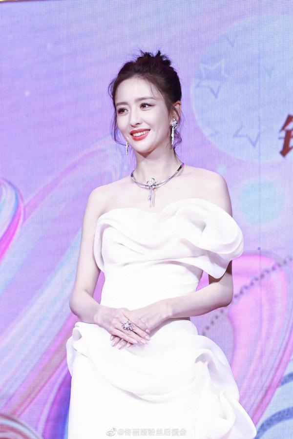 佟麗婭～白色連衣裙輕盈自若，至臻優雅