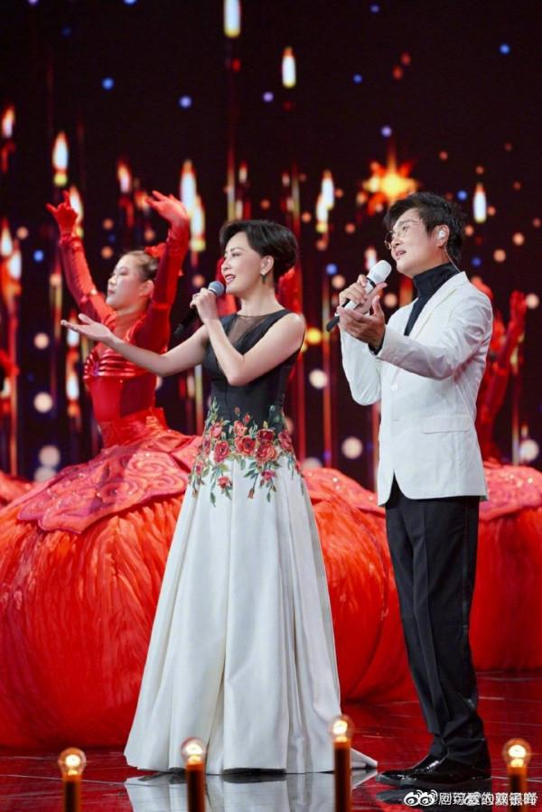 國慶晚會明星造型：張韶涵裙子似銀河，謝霆鋒唐裝打扮一身正氣