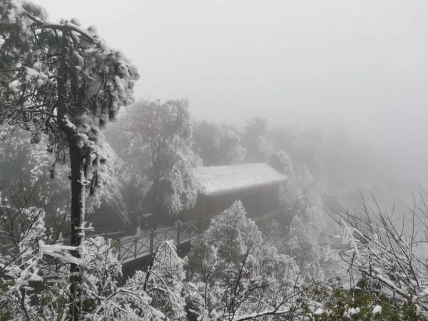 雪後登上饒靈山