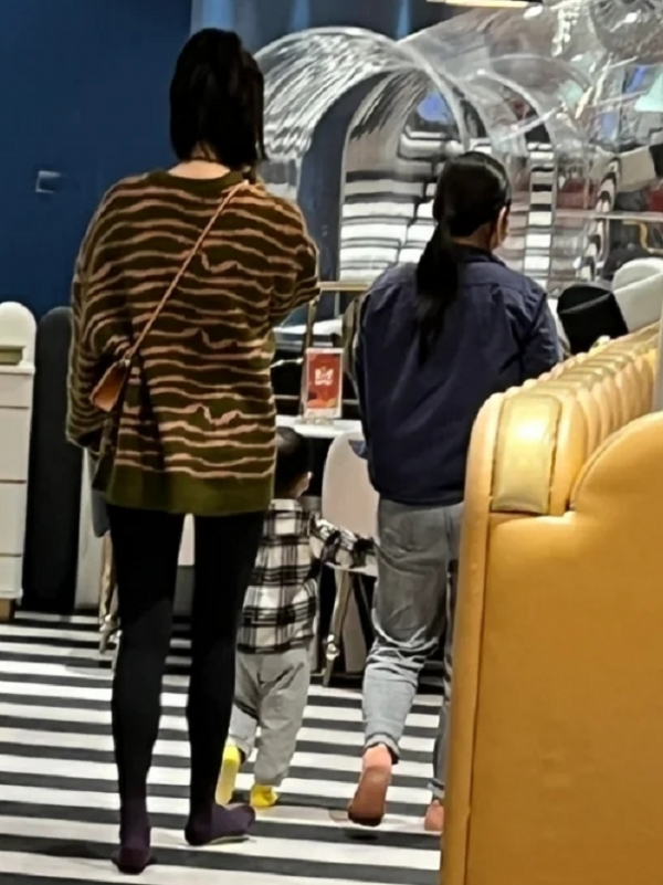 奚夢瑤攜兒子上早課，穿紋理毛衣時髦耐看，身高比例太出挑
