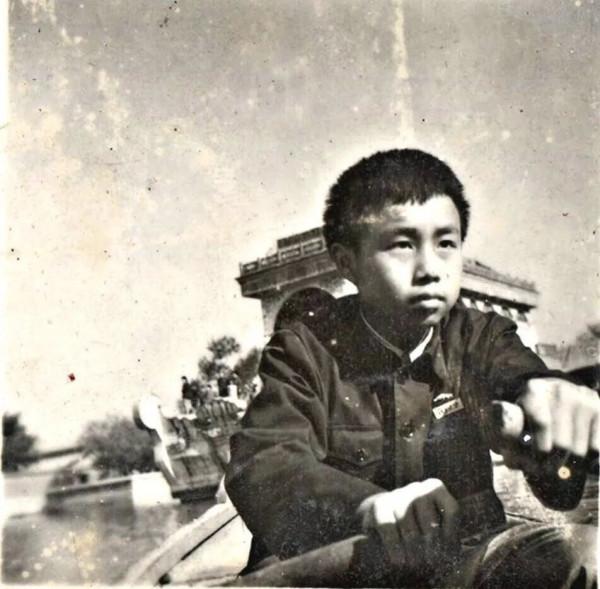 海子臥軌去世，兩月後，好友駱一禾為其整理遺作時猝然長逝