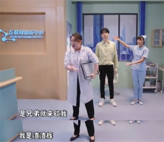 賈乃亮曬玩遊戲姿勢，穿西裝高難度劈叉，身後環境雜亂似垃圾堆