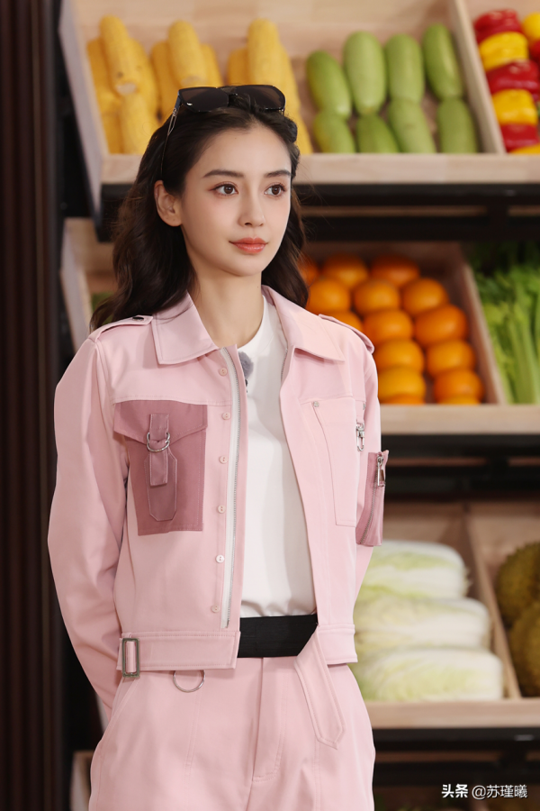 楊穎、白鹿扮老年妝逛公園,“白老太”健步如飛、過於活潑 楊穎、白鹿扮老年妝逛公園,“白老太”健步如飛、過於活潑