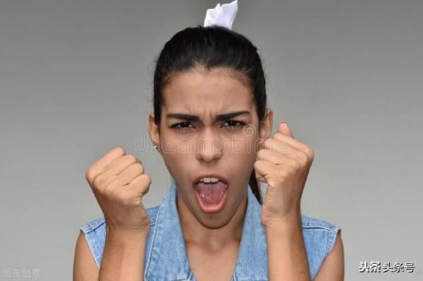 小乞丐碰瓷行駛中的汽車,無意間發現竟然是自己失散三年的兒子 小乞丐碰瓷行駛中的汽車,無意間發現竟然是自己失散三年的兒子