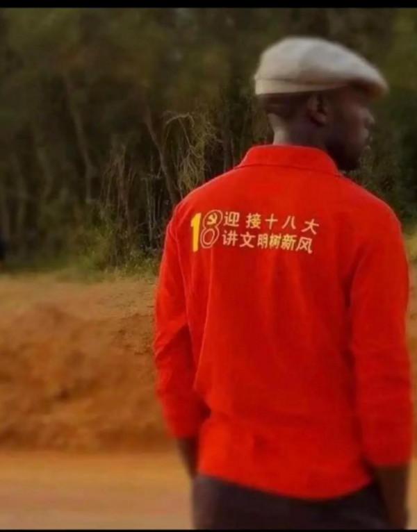 我們的舊衣服在非洲大受歡迎，上面的中文穿他們身上讓人忍俊不禁