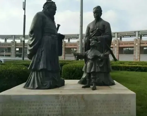 孔子問一7歲小孩：天上有多少顆星星？小孩回答後，孔子行禮拜師