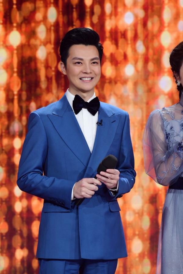 “央視一哥”任魯豫：春晚五舉話筒拯救大局，超穩控場全網誇