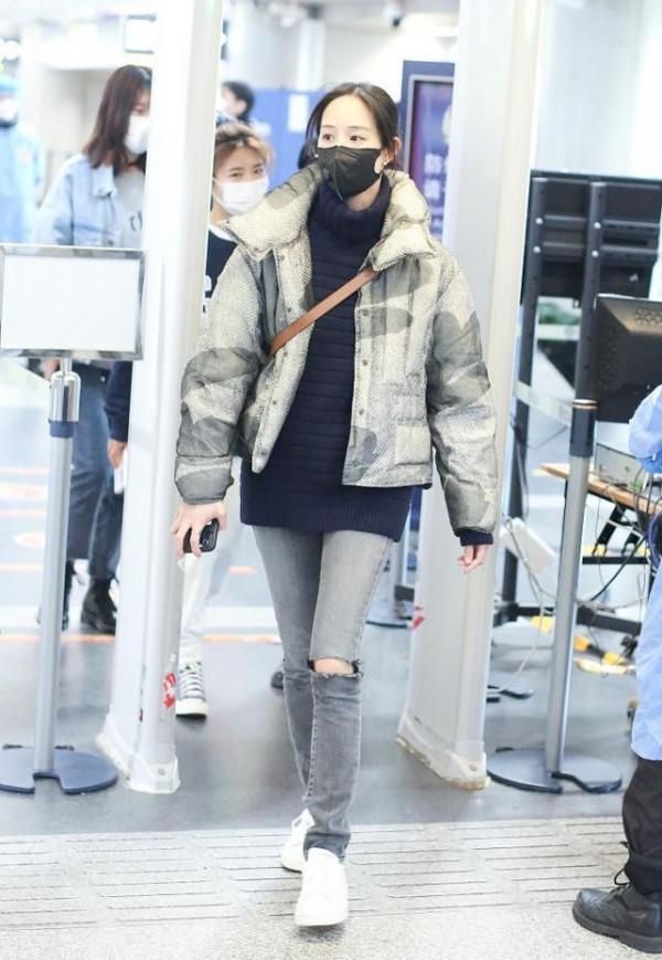 張鈞甯冬天裡穿著真隨性，羽絨服配牛仔褲，素顏出鏡很自然