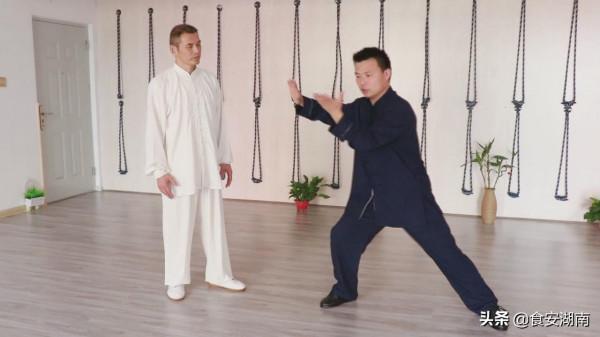 太極雙手正面纏絲——雲手防身技擊法魅力呈現，跟著師傅來練練吧