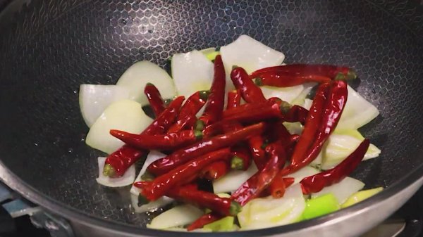 新疆椒麻雞的正宗做法，麻辣鮮香口感十足，看著就好有食慾