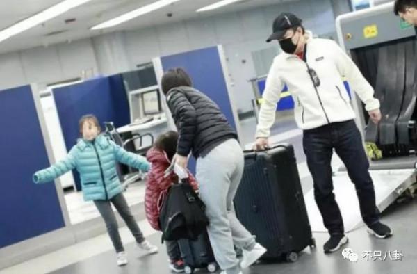 黃渤和女經紀人這個碰胳膊的動作，嚇壞大家了......