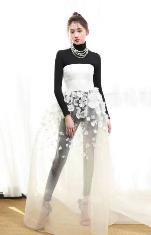 劉亦菲品味真不一般,薄紗裙內搭牛仔褲,不僅不醜反倒洋氣又個性 劉亦菲品味真不一般,薄紗裙內搭牛仔褲,不僅不醜反倒洋氣又個性