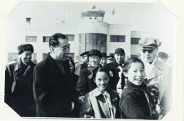 周總理訪朝時送給他們一斤大蘿蔔，周總理逝世後，金日成哭紅了眼