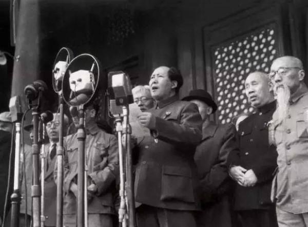 1956年毛主席舉行國宴，錢學森到場找不到座位，毛主席：來1號桌