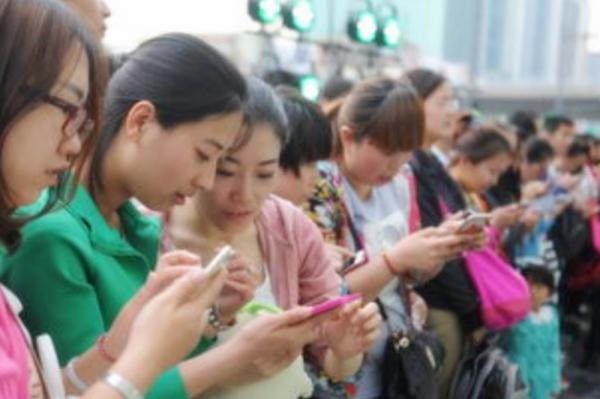 孕期喜歡熬夜玩手機，寶寶出生後容易出現兩個問題，孕媽不容忽視