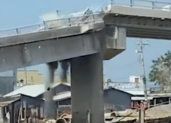 一聲巨響！斥資540億的大橋轟然倒塌，越南人：中國建橋術不行