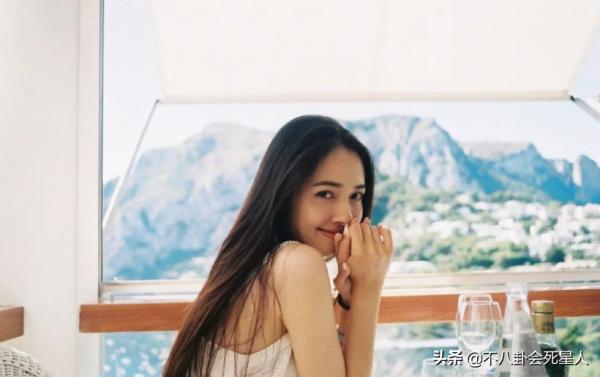 被“齊劉海”坑過的女星們,明明是美豔大氣,有劉海就成土氣小妹 被“齊劉海”坑過的女星們,明明是美豔大氣,有劉海就成土氣小妹