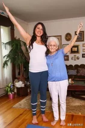 90歲的她靠瑜伽擺脫輪椅、治好駝背:年齡從來不是問題 90歲的她靠瑜伽擺脫輪椅、治好駝背:年齡從來不是問題