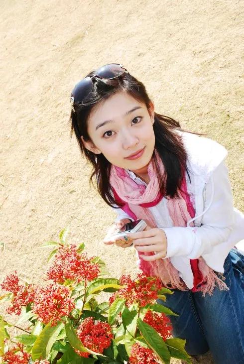 央視最美主持人之一李七月美照 央視最美主持人之一李七月美照