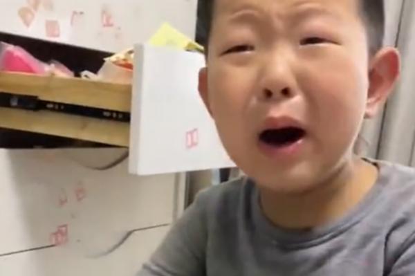網友大笑不止:一男孩寫完作業後發現還有一頁,哭著喊老天爺 網友大笑不止:一男孩寫完作業後發現還有一頁,哭著喊老天爺