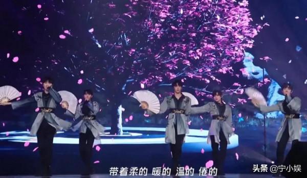 一場音樂盛典8位明星遭遇尷尬，暴露娛樂圈三大真實現狀