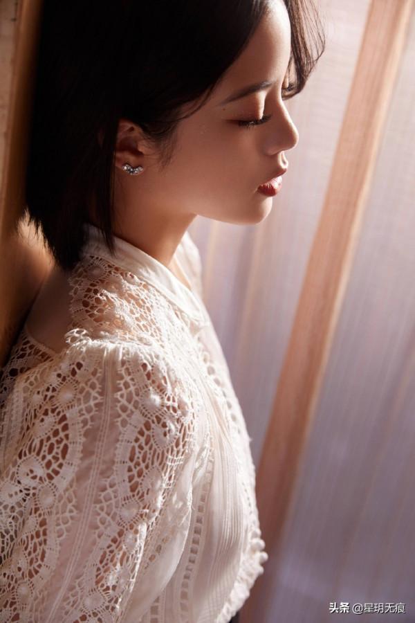 歐陽娜娜穿白色鏤空長裙清純可人 迎著陽光側臉線條優越