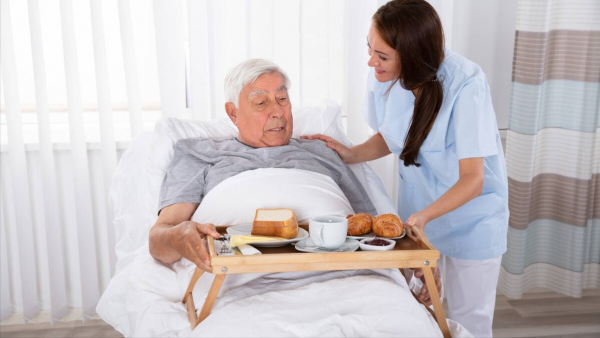 65歲保姆傾訴:照顧98歲僱主25年,臨走時僱主給了我30萬獎金 65歲保姆傾訴:照顧98歲僱主25年,臨走時僱主給了我30萬獎金