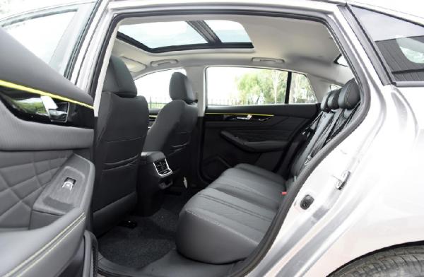 高階效能家轎的普及者,風神奕炫MAX效能卓越,又能顧家 高階效能家轎的普及者,風神奕炫MAX效能卓越,又能顧家