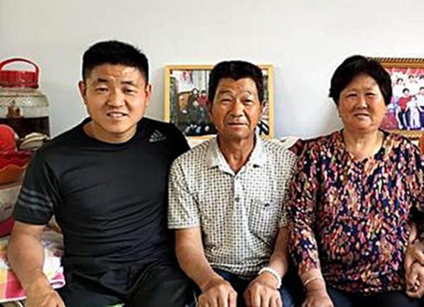 22歲軍人抗洪犧牲，8位國家將軍送行，戰友替其盡孝看望英雄父母