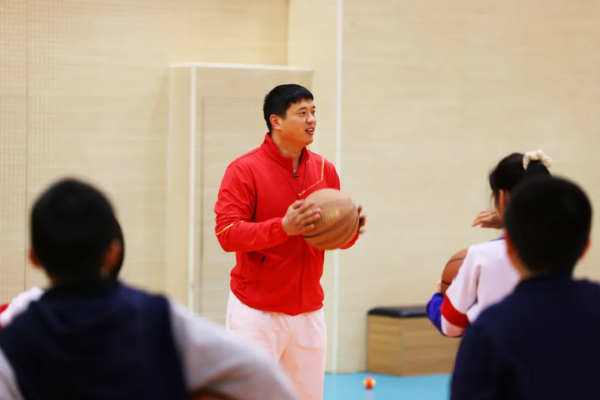 退役後當體育老師，這個老兵愛情事業雙豐收！