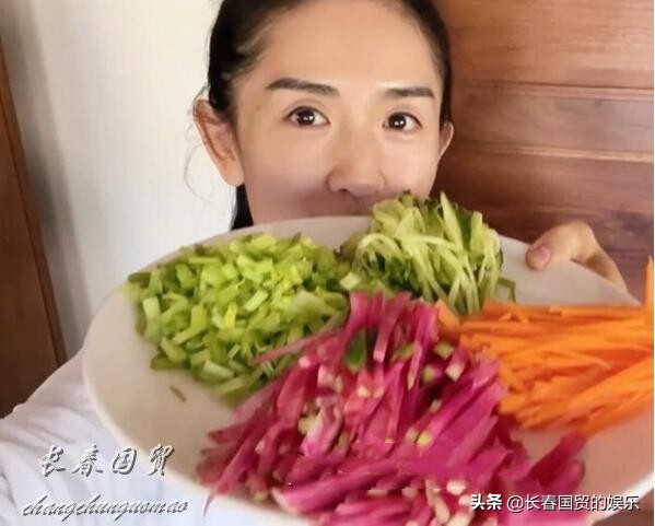 40歲謝娜全素顏近照曝光，網友驚呼：妝前妝後簡直判若兩人