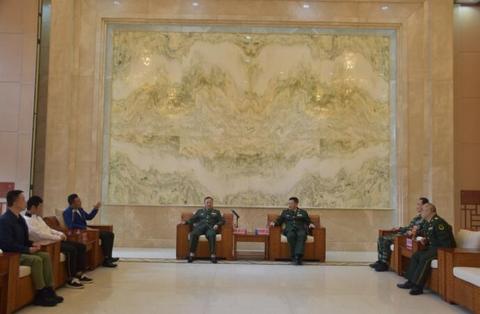 全國愛國擁軍模範寇立國慰問武警海南省總隊