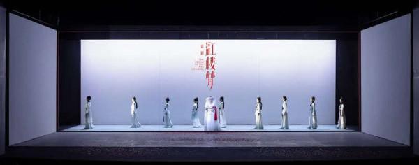 長達六小時的話劇《紅樓夢》,三面白牆的極簡舞臺如何表現閬苑瓊樓的大觀園? 長達六小時的話劇《紅樓夢》,三面白牆的極簡舞臺如何表現閬苑瓊樓的大觀園?