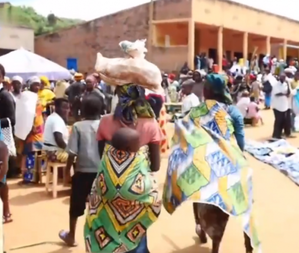 真實故事:非洲盧安達6歲男孩,野菜充飢汙水止渴,殘垣斷壁為家 真實故事:非洲盧安達6歲男孩,野菜充飢汙水止渴,殘垣斷壁為家