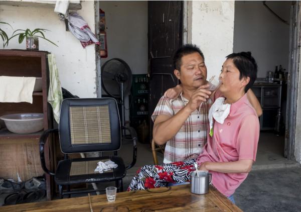 50歲的浙江農村男人經常親他老婆，知道真相後大家眼睛哭紅