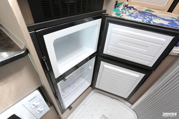 不懼限高！美女初體驗高度只有2米4的宇通福特B型房車