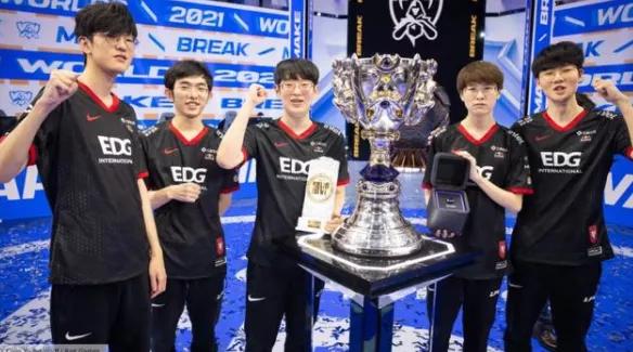 edg冠軍面板亮相/麻辣香鍋怒斥一鍵符文功能，沒有英雄理解