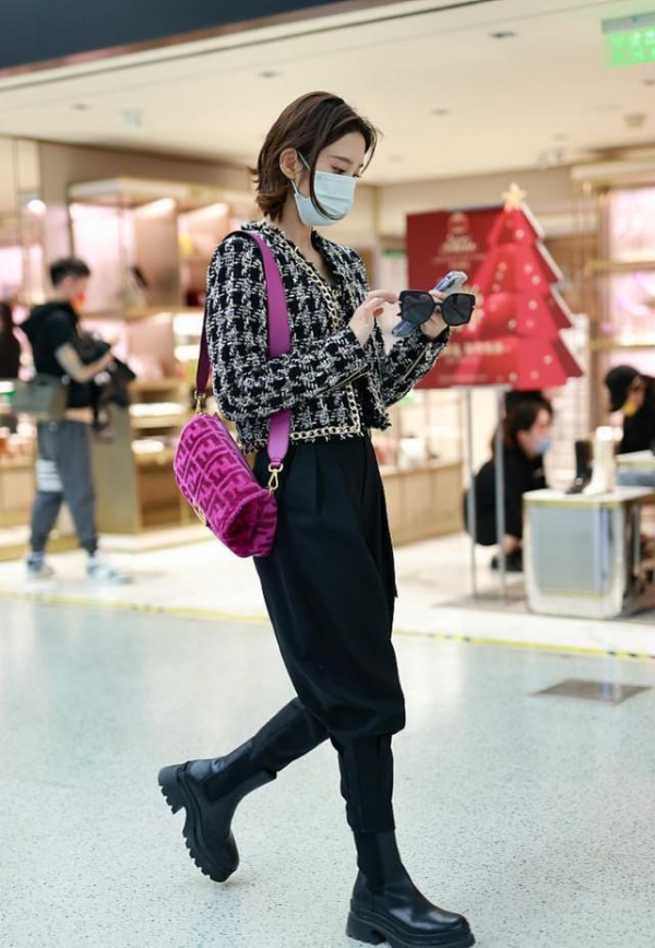 唐藝昕穿衣真時髦，藍色羽絨服疊穿同色針織衫，高階又減齡