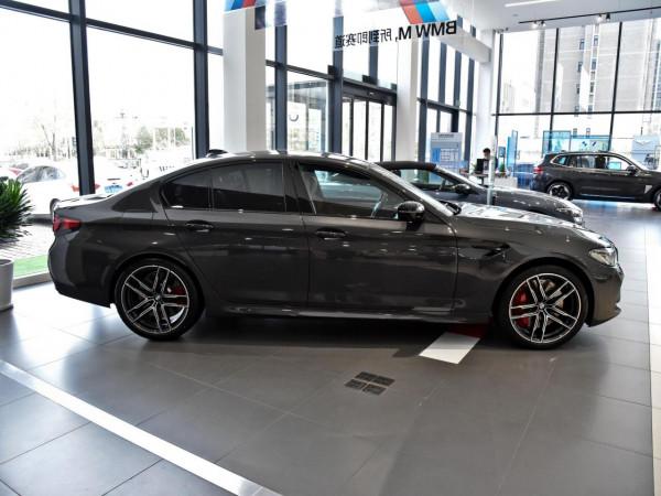 進口V8雙渦輪行政轎車,效能強還穩重,實拍寶馬M5 進口V8雙渦輪行政轎車,效能強還穩重,實拍寶馬M5