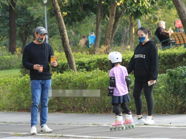 恭喜!44歲男星結婚6週年喜迎二胎,38歲妻子3個月孕肚已顯形 恭喜!44歲男星結婚6週年喜迎二胎,38歲妻子3個月孕肚已顯形