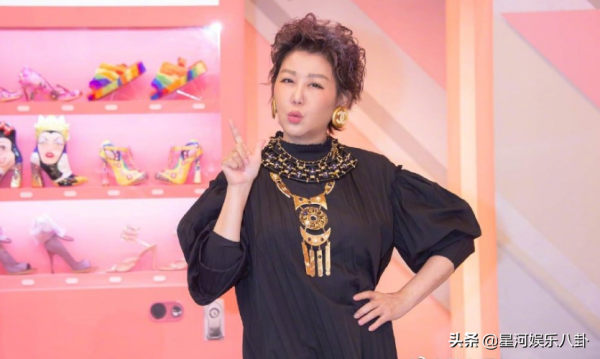 38歲歌手浴室摔倒致骨裂！走路呼吸都會抽痛，需靠止痛藥止痛