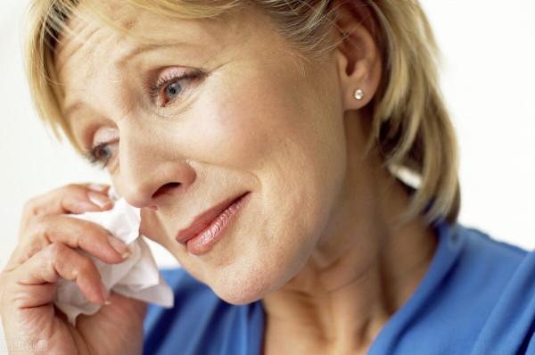 女性45歲後如何管理好身體健康？注意這5點，有助穩度更年期