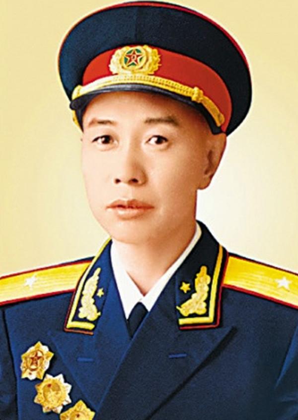 九一三事件後，空軍的副參謀長受到牽連，他的孫女後來成為明星