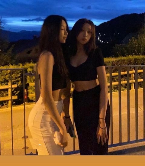 李嫣和閨蜜秀國外生活，教室裡擺滿玫瑰花，奢華慶祝場面令人羨慕