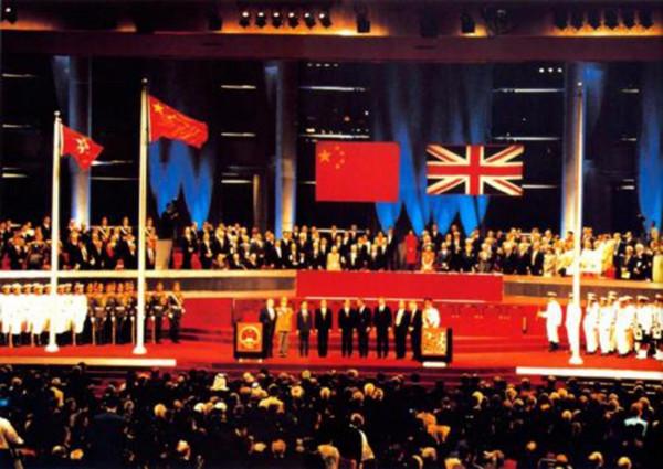 1997年香港迴歸，英國國旗降下後，為何間隔5秒才升起五星紅旗？