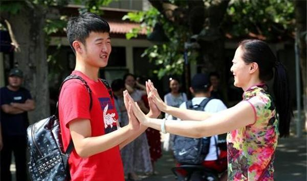 中考在即,父母需要“全路線陪同考試”嗎?父母的看法很現實 中考在即,父母需要“全路線陪同考試”嗎?父母的看法很現實