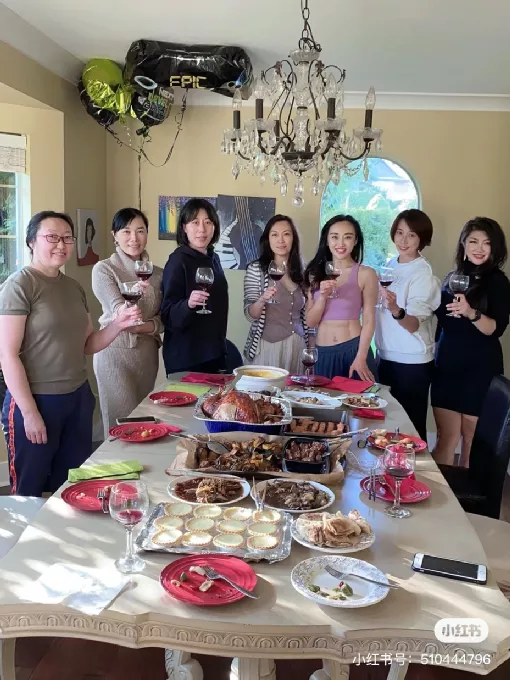 溫哥華40+的三娃媽,八塊腹肌活出少女感!Vicky:感恩瑜伽 溫哥華40+的三娃媽,八塊腹肌活出少女感!Vicky:感恩瑜伽