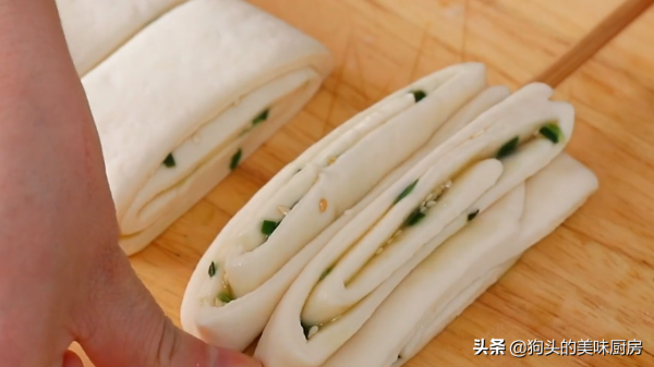 家常蔥油花捲，不用提前發酵，現做現吃，鬆軟又嚼勁，蔥香濃郁