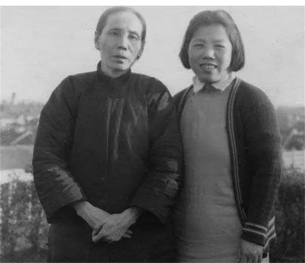 她57歲從軍，60歲入獄，女婿不僅當了國家總理，女兒也是正國級