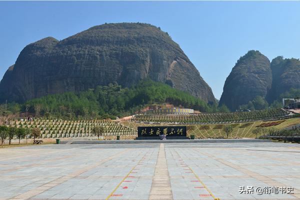 1986年，一位73歲老婦人走進烈士陵園，指著一塊墓碑說：這就是我